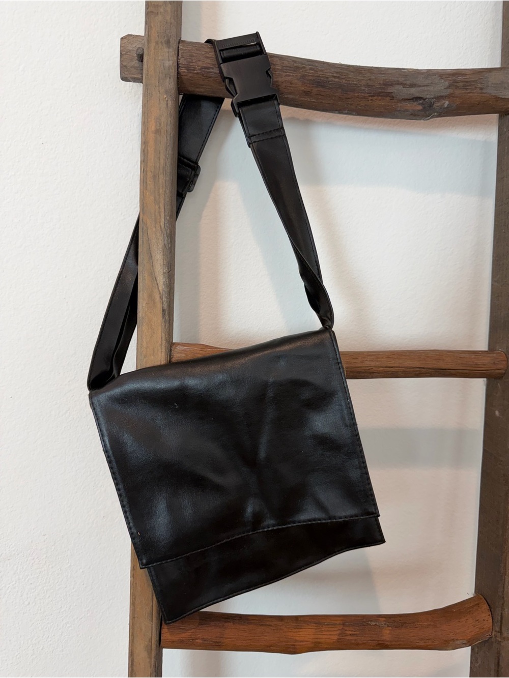 Makeup Brush Holder Black Leather Messenger Bag with Adjustable Strap